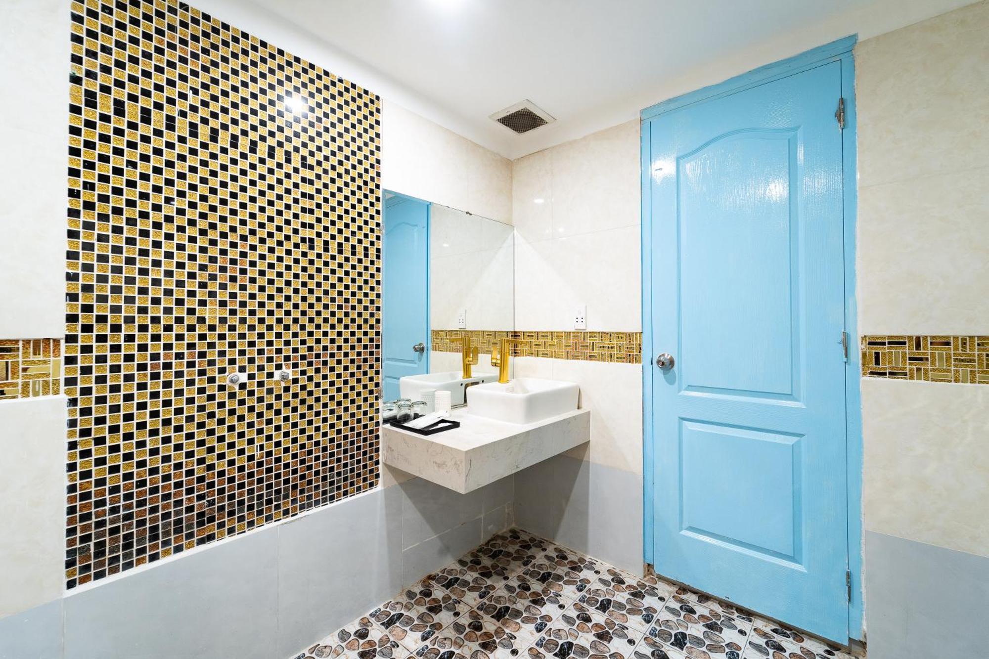 Collection O District Tan Binh Near Airport Formerly Joy 2*